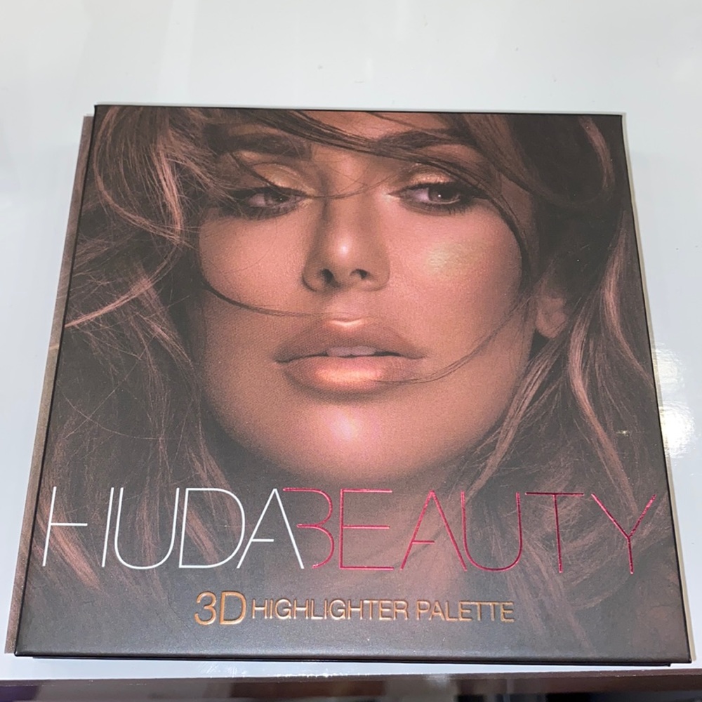 NWT Huda beauty highlighter